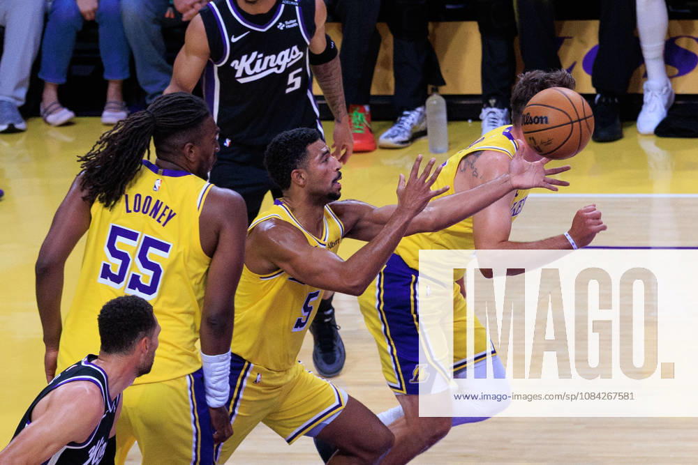 Quentin Grimes 5 of the Los Angeles Lakers reaches for the loose ball during a preseason NBA, Basketball Herren, USA game against the Sacramento Kings on Thursday October 8, 2026 at Crypto.com Arena in Los Angeles, California. JAVIER ROJAS PI Lakers Vs. Kings - ZUMAp124 20261008_zaa_p124_006