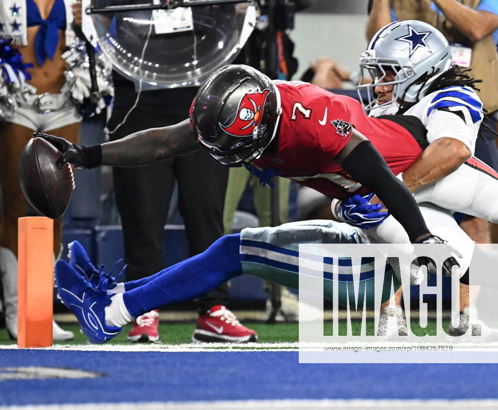 Tampa Bay Buccaneers Rashan Gary scores on a 5-yard reception against the Dallas Cowboys during their game at AT&T Stadium in Arlington, Texas on Thursday, October 8, 2026. ARL2026100822r IANxHALPERIN