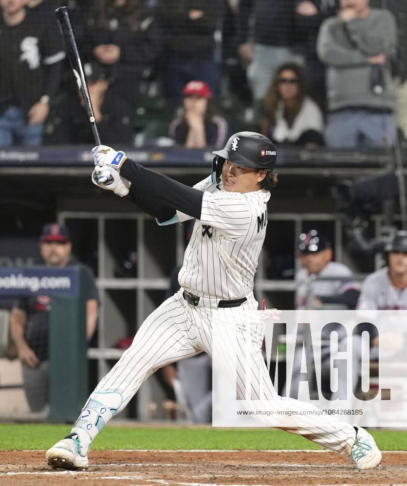 Baseball: Division Series between Guardians and White Sox Chicago White Sox first baseman Munetaka Murakami hits a single in the fifth inning of Game 4 of the American League Division Series against the Cleveland Guardians at Rate Field in Chicago on Oct. 8, 2026. A14AA0005630509P