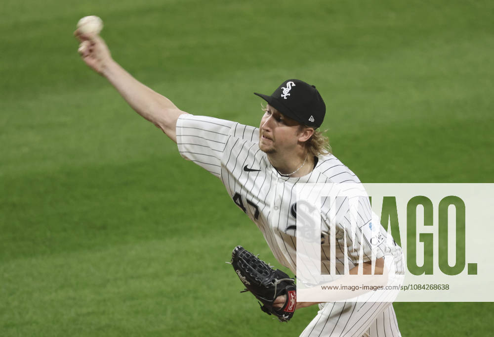 Chicago White Sox pitcher Erick Fedde delivers to the Cleveland Guardians in the first inning during Game 4 of the American League Division Series at Rate Field on Thursday, Oct. 8, 2026, in Chicago. Sports News - October 8, 2026 - ZUMAm67_ 0869004544st