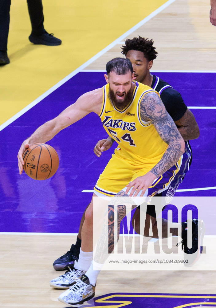 Sandro Mamukelashvili 54 of the Los Angeles Lakers is guarded by Leaky Black 19 of the Sacramento Kings during a preseason NBA, Basketball Herren, USA game on Thursday October 8, 2026 at Crypto.com Arena in Los Angeles, California. Lakers defeat Kings, 114 -110. JAVIER ROJAS PI Los Angeles USA - ZUMAp124 20261008_zaa_p124_042