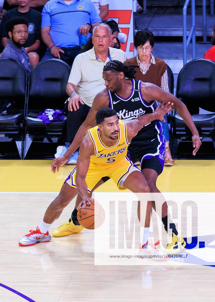 Quentin Grimes 5 of the Los Angeles Lakers is guarded by Jonathan Mogbo 22 of the Sacramento Kings during a preseason NBA, Basketball Herren, USA game on Thursday October 8, 2026 at Crypto.com Arena in Los Angeles, California. Lakers defeat Kings, 114 -110. JAVIER ROJAS PI Los Angeles USA - ZUMAp124 20261008_zaa_p124_048