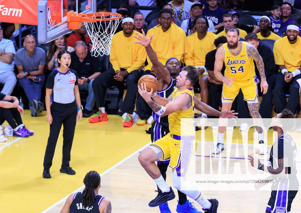 Luka Doncic 77 of the Los Angeles Lakers is challenged by Precious Achiuwa 9 of the Sacramento Kings as he goes for a layup during a preseason NBA, Basketball Herren, USA game on Thursday October 8, 2026 at Crypto.com Arena in Los Angeles, California. Lakers defeat Kings, 114 -110. JAVIER ROJAS PI Lakers Vs. Kings - ZUMAp124 20261008_zaa_p124_040