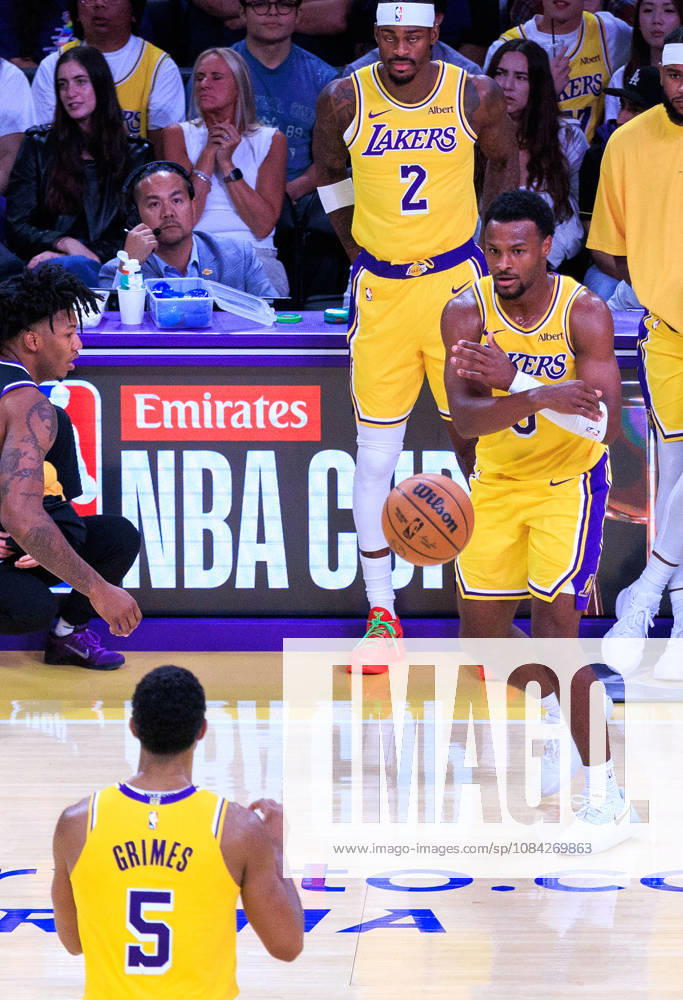 Bronny James 9 of the Los Angeles Lakers passes to Quentin Grimes 5 during a preseason NBA, Basketball Herren, USA game against the Sacramento Kings on Thursday October 8, 2026 at Crypto.com Arena in Los Angeles, California. Lakers defeat Kings, 114 -110. JAVIER ROJAS PI Lakers Vs. Kings - ZUMAp124 20261008_zaa_p124_055