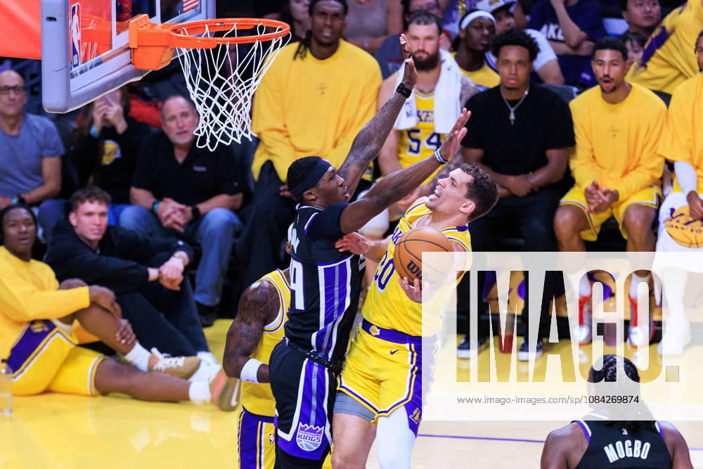 Chris Manon 30 of the Los Angeles Lakers tries to put a shot past Daeqwon Plowden 29 of the Sacramento Kings during a preseason NBA, Basketball Herren, USA game on Thursday October 8, 2026 at Crypto.com Arena in Los Angeles, California. Lakers defeat Kings, 114 -110. JAVIER ROJAS PI Lakers Vs. Kings - ZUMAp124 20261008_zaa_p124_063