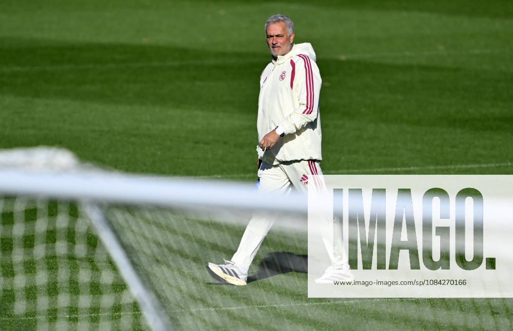 Training session of Real Madrid MADRID, SPAIN - OCTOBER 9: Real Madrid head coach Jose Mourinho directs a training session at the club s Valdebebas training complex prior to their upcoming La Liga week 8 football match against Villarreal in Madrid, Spain on October 9, 2026. Burak Akbulut Anadolu Madrid Spain. Editorial use only. Please get in touch for any other usage.