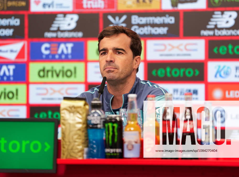 Carles Martinez (Bayer 04 Leverkusen, Cheftrainer) spricht waehrend einer Pressekonferenz vor dem Auswaertsspiel beim 1. FSV Mainz 05 mit den Medienvertretern. Bayer 04 Leverkusen Pressekonferenz, 5. Spieltag, Saison 2026 2027, BayArena, Leverkusen, GER, 09.10.2026 Foto: HMB Media Scott W. Coleman Leverkusen BayArena Nordrhein-Westfalen GER