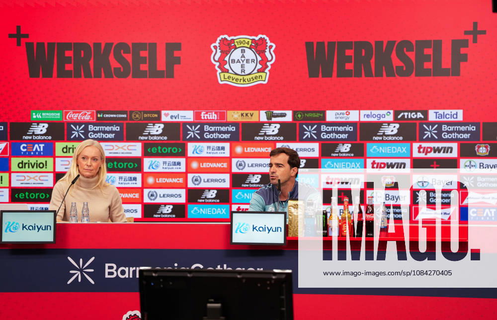 Valeska Homburg (Bayer 04 Leverkusen, Leiterin Medien und PR) und Carles Martinez (Bayer 04 Leverkusen, Cheftrainer) sprechen waehrend einer Pressekonferenz vor dem Auswaertsspiel beim 1. FSV Mainz 05 mit den Medienvertretern. Bayer 04 Leverkusen Pressekonferenz, 5. Spieltag, Saison 2026 2027, BayArena, Leverkusen, GER, 09.10.2026 Foto: HMB Media Scott W. Coleman Leverkusen BayArena Nordrhein-Westfalen GER