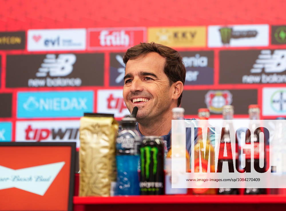 Carles Martinez (Bayer 04 Leverkusen, Cheftrainer) spricht waehrend einer Pressekonferenz vor dem Auswaertsspiel beim 1. FSV Mainz 05 mit den Medienvertretern. Bayer 04 Leverkusen Pressekonferenz, 5. Spieltag, Saison 2026 2027, BayArena, Leverkusen, GER, 09.10.2026 Foto: HMB Media Scott W. Coleman Leverkusen BayArena Nordrhein-Westfalen GER