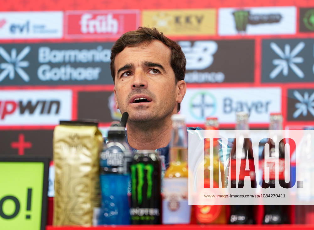 Carles Martinez (Bayer 04 Leverkusen, Cheftrainer) spricht waehrend einer Pressekonferenz vor dem Auswaertsspiel beim 1. FSV Mainz 05 mit den Medienvertretern. Bayer 04 Leverkusen Pressekonferenz, 5. Spieltag, Saison 2026 2027, BayArena, Leverkusen, GER, 09.10.2026 Foto: HMB Media Scott W. Coleman Leverkusen BayArena Nordrhein-Westfalen GER