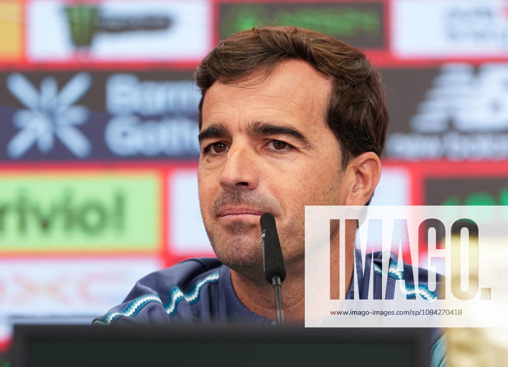 Carles Martinez (Bayer 04 Leverkusen, Cheftrainer) spricht waehrend einer Pressekonferenz vor dem Auswaertsspiel beim 1. FSV Mainz 05 mit den Medienvertretern. Bayer 04 Leverkusen Pressekonferenz, 5. Spieltag, Saison 2026 2027, BayArena, Leverkusen, GER, 09.10.2026 Foto: HMB Media Scott W. Coleman Leverkusen BayArena Nordrhein-Westfalen GER