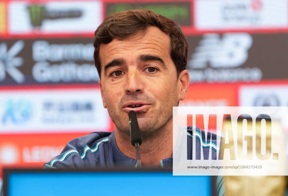 Carles Martinez (Bayer 04 Leverkusen, Cheftrainer) spricht waehrend einer Pressekonferenz vor dem Auswaertsspiel beim 1. FSV Mainz 05 mit den Medienvertretern. Bayer 04 Leverkusen Pressekonferenz, 5. Spieltag, Saison 2026 2027, BayArena, Leverkusen, GER, 09.10.2026 Foto: HMB Media Scott W. Coleman Leverkusen BayArena Nordrhein-Westfalen GER