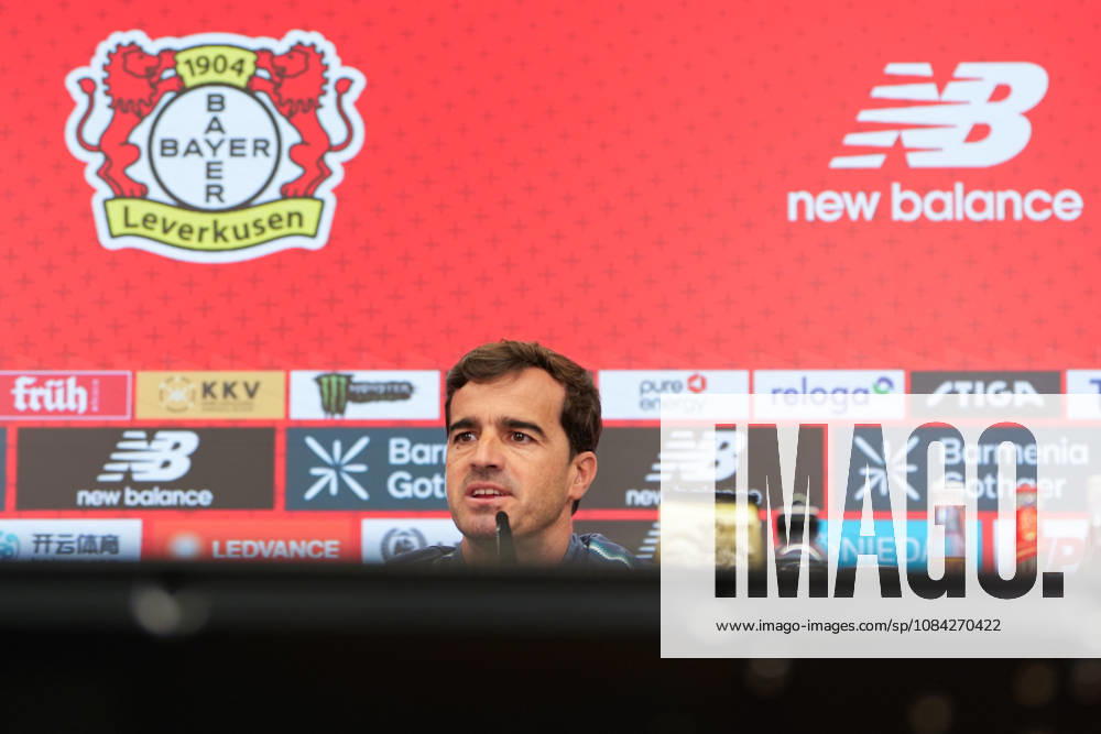 Carles Martinez (Bayer 04 Leverkusen, Cheftrainer) spricht waehrend einer Pressekonferenz vor dem Auswaertsspiel beim 1. FSV Mainz 05 mit den Medienvertretern. Bayer 04 Leverkusen Pressekonferenz, 5. Spieltag, Saison 2026 2027, BayArena, Leverkusen, GER, 09.10.2026 Foto: HMB Media Scott W. Coleman Leverkusen BayArena Nordrhein-Westfalen GER