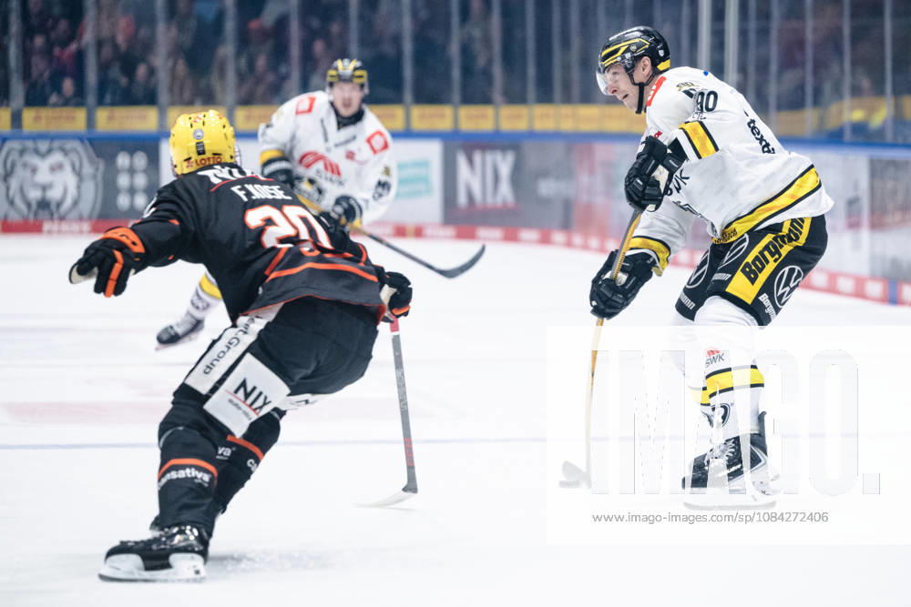 Fabio Kose, Löwen Frankfurt, 20; Adam Payerl, Krefeld Pinguine, 90 GER; Löwen Frankfurt vs. Krefeld Pinguine, ice hockey, PENNY DEL, Matchday 7, 2026–2027 season, October 8, 2026 GER, Loewen Frankfurt vs. Krefeld Pinguine, Ice Hockey, PENNY DEL, Matchday 7, 2026–2027 Season, October 8, 2026 Frankfurt am Main