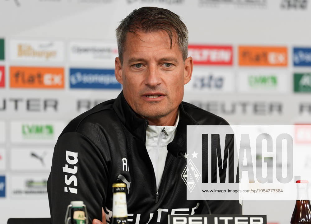Alexander Blessin (Borussia Mönchengladbach, Cheftrainer) spricht waehrend einer Pressekonferenz vor dem Auswaertsspiel beim 1. FC Köln mit den Medienvertretern. Borussia Mönchengladbach Pressekonferenz, 5. Spieltag, Saison 2026 2027, BORUSSIA-PARK, Mönchengladbach, GER, 09.10.2026 Foto: HMB Media Scott W. Coleman Mönchengladbach BORUSSIA-PARK Nordrhein-Westfalen GER