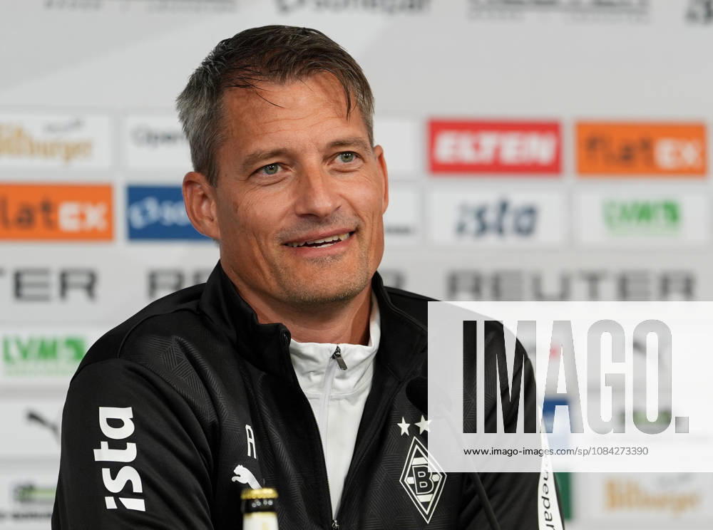 Alexander Blessin (Borussia Mönchengladbach, Cheftrainer) spricht waehrend einer Pressekonferenz vor dem Auswaertsspiel beim 1. FC Köln mit den Medienvertretern. Borussia Mönchengladbach Pressekonferenz, 5. Spieltag, Saison 2026 2027, BORUSSIA-PARK, Mönchengladbach, GER, 09.10.2026 Foto: HMB Media Scott W. Coleman Mönchengladbach BORUSSIA-PARK Nordrhein-Westfalen GER