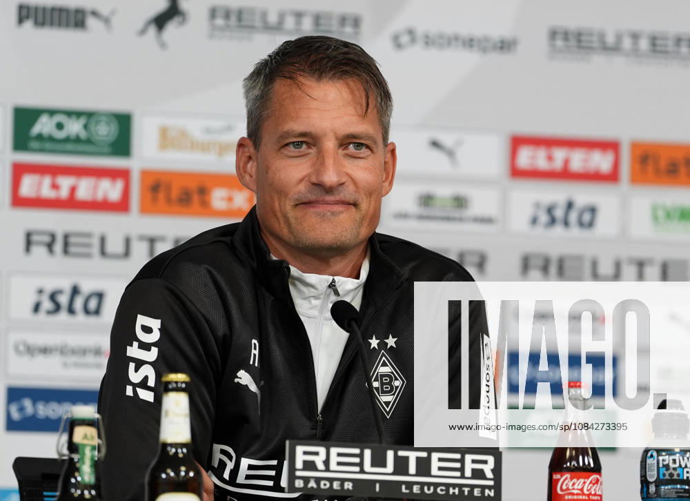 Alexander Blessin (Borussia Mönchengladbach, Cheftrainer) spricht waehrend einer Pressekonferenz vor dem Auswaertsspiel beim 1. FC Köln mit den Medienvertretern. Borussia Mönchengladbach Pressekonferenz, 5. Spieltag, Saison 2026 2027, BORUSSIA-PARK, Mönchengladbach, GER, 09.10.2026 Foto: HMB Media Scott W. Coleman Mönchengladbach BORUSSIA-PARK Nordrhein-Westfalen GER