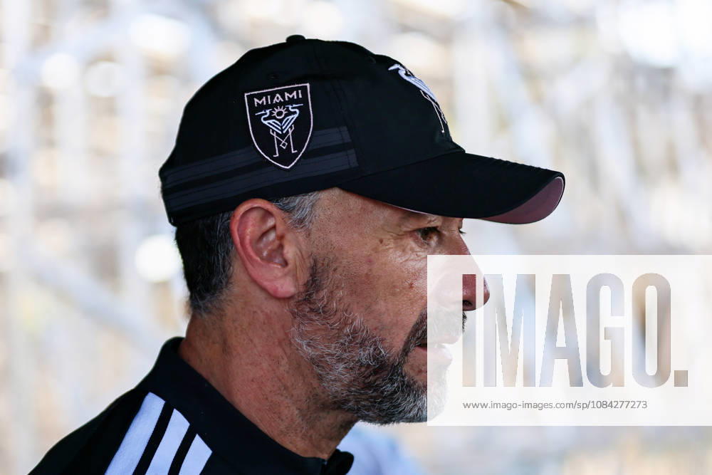 FORT LAUDERDALE, FL - OCTOBER 09: Inter Miami CF Head Coach Cristian Kily Gonzalez is seen talking to the media ahead of an Inter Miami Training Session at Florida Blue Training Center on October 09, 2026 in Fort Lauderdale, Florida.(Photo by Chris Arjoon Icon Sportswire). SOCCER: OCT 09 Inter Miami CF Training Icon2610090000001