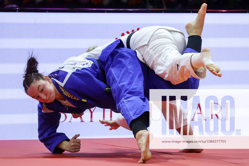 AZERBAIJAN, BAKU - OCTOBER 9, 2026: Yael van Heemst (top) of the Netherlands and Anna Monta Olek of Germany compete in their -78 kg bout as part of the 2026 World Judo Championships at the National Gymnastics Arena 2026 World Judo Championships In Baku - ZUMAt113 20261009_zaa_t113_700