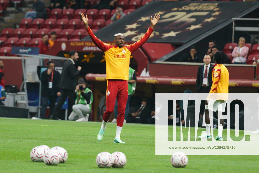 Victor Osimhen (C) of Galatasaray greets the fans before the Turkish Super League 2026 27 match between Galatasaray and Kasimpasa at RAMS Park Stadium in Istanbul, Turkey, on October 9, 2026. Turkish Super League 2026 27 - Galatasaray Vs Kasimpasa - ZUMAu194 20261009_zip_u194_001