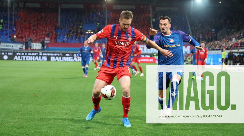 Soccer, 2. Bundesliga, 1 FC Heidenheim vs. 1 FC Kaiserslautern: L Patrick Mainka (1 FC Heidenheim) 1846 Mergim Berisha (1 FC Kaiserslautern). DFL and DFB regulations prohibit any use of photographs as image sequences and or quasi-video Heidenheim