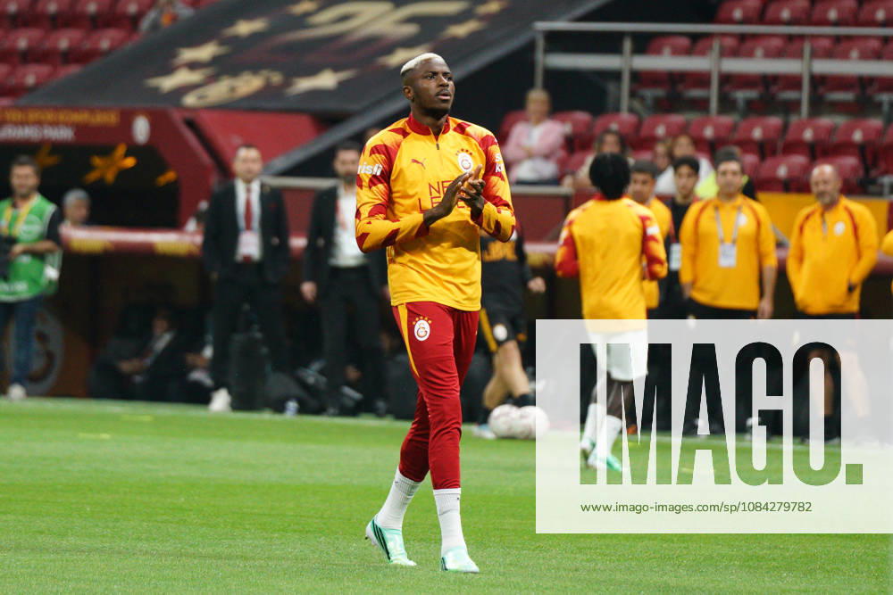 Victor Osimhen (C) of Galatasaray greets the fans before the Turkish Super League 2026 27 match between Galatasaray and Kasimpasa at RAMS Park Stadium in Istanbul, Turkey, on October 9, 2026. Turkish Super League 2026 27 - Galatasaray Vs Kasimpasa - ZUMAu194 20261009_zip_u194_002
