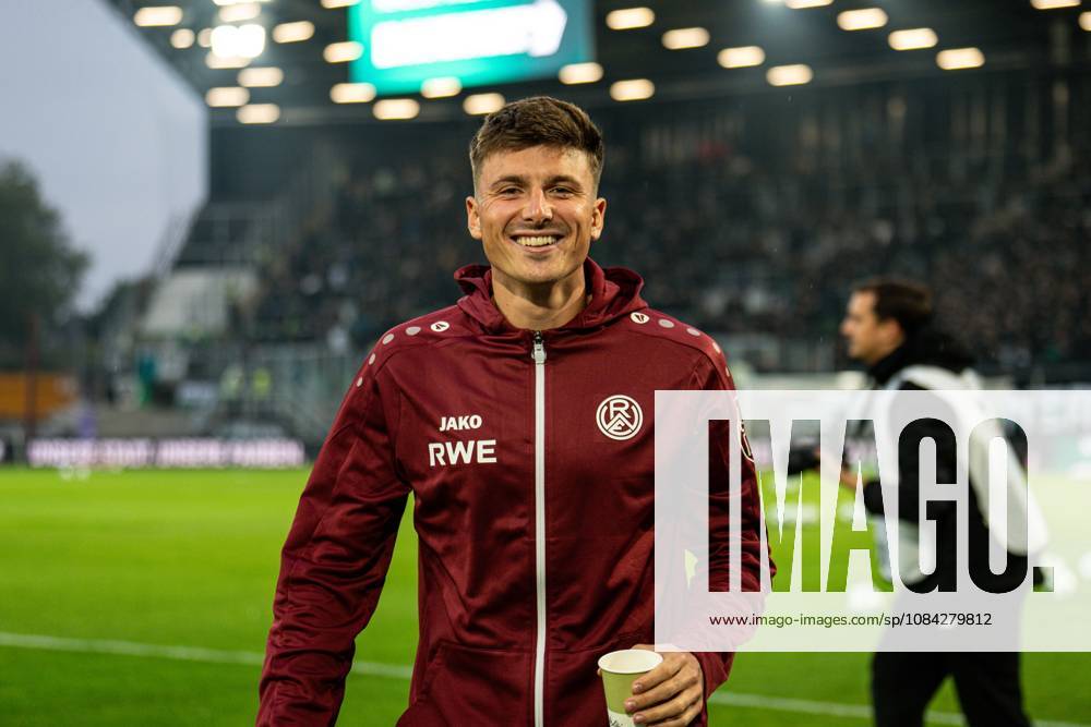 3rd Division, Matchday 8, SC Preußen Münster vs. Rot-Weiss Essen at the LVM Preußenstadion; Semir Telalovic; Essen laughs before the game; Münster vs. Essen; IMPORTANT NOTICE: In accordance with DFB and DFL regulations, it is prohibited to use or allow the use of photographs taken in the stadium and or during the game in the form of sequential images and or video-like photo series