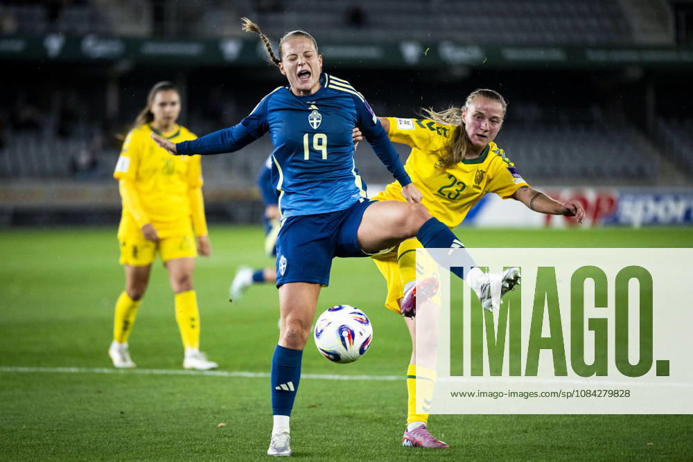 Anna Anvegard of Sweden and Loreta Rogaciova of Lithuania during the FIFA Women’s World Cup qualifying playoff soccer match between Lithuania and Sweden on October 9, 2026 in Kaunas. Photo by Mathias Bergeld. BILDBYRAN code MB MB1418 soccer football fotball World Cup qualifier FIFA Women’s World Cup qualifier playoff Lithuania Sweden women’s BBENG play-off