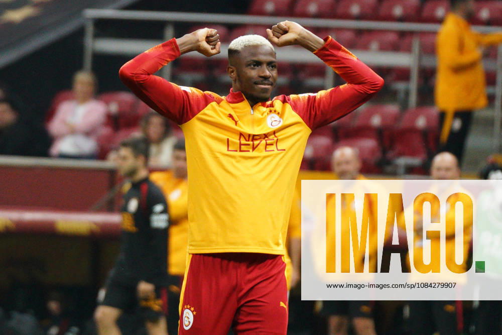 Victor Osimhen (C) of Galatasaray greets the fans before the Turkish Super League 2026 27 match between Galatasaray and Kasimpasa at RAMS Park Stadium in Istanbul, Turkey, on October 9, 2026. Turkish Super League 2026 27 - Galatasaray Vs Kasimpasa - ZUMAu194 20261009_zip_u194_004