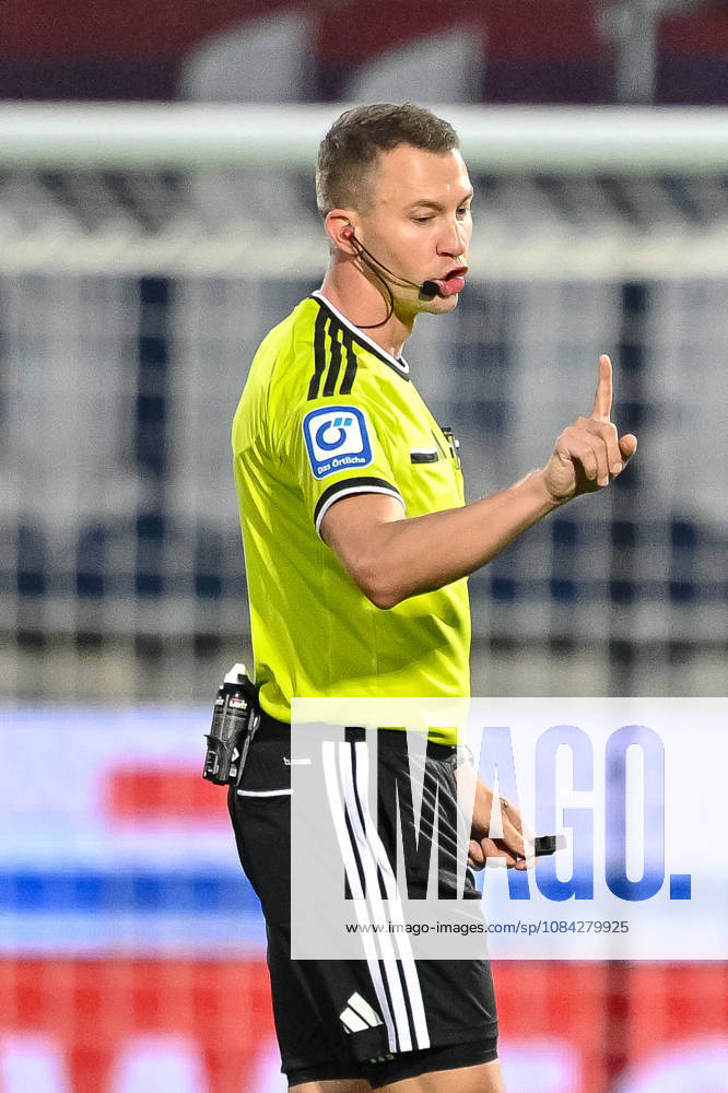 Referee Florian Lechner gestures during the 2. Bundesliga match between 1 FC Heidenheim and 1 FC Kaiserslautern, at Voith Arena on October 9, 2026, in Heidenheim an der Brenz, Germany. Photo by Harry Langer, DeFodi Images. Referee Florian Lechner gestures during the 2nd Bundesliga match between 1 FC Heidenheim and 1 FC Kaiserslautern at Voith Arena on October 9, 2026 in Heidenheim an der Brenz, Germany. Photo by Harry Langer, DeFodi Images. DFB and DFL regulations prohibit any use of photographs as image sequences and or quasi-video. Photo by Harry Langer, DeFodi Images. DFB and DFL regulations prohibit any use of photographs as imSEQUENCES AND OR QUASI-VIDEO