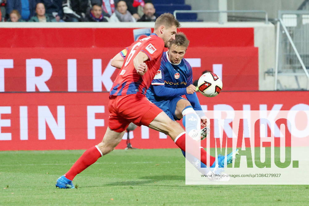 Soccer 2. Bundesliga, 1. FC Heidenheim vs. 1. FC Kaiserslautern, Patrick Mainka (1. FC Heidenheim) vs. Naatan Skyttä (1. FC Kaiserslautern), tackle, action, battle for the ball Heidenheim
