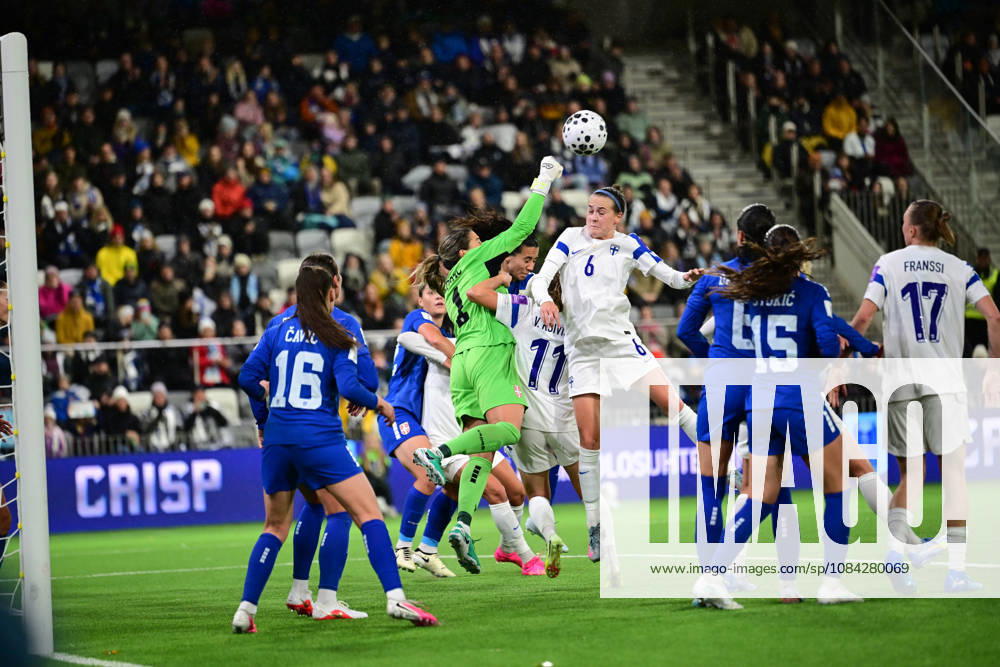 LKS 20261009 Joanna Tynnilä of FInland (6) goes for header against goalkeeper Milica Kostic of Serbia during the women s World Cup European Qualifying play-off round first leg football match between Finland and Serbia in Tampere, Finland, on October 9, 2026, ahead of the 2027 FIFA Women s World Cup. - ANSSI TAKALA Tampere Finland TA9lCVD6hAk