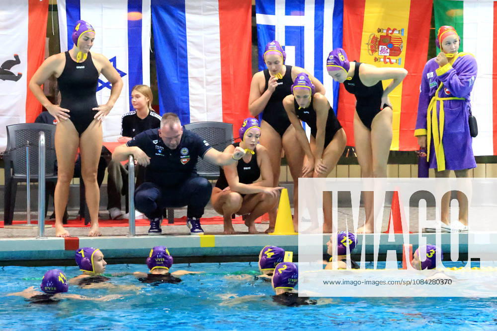 GER, DEU, Germany Women’s Water Polo, Water Polo Champions League Qualifiers, 2026 Season, Berlin, Spandau 04 vs. UVSE Coach Marton Benczur UVSE, UVSE players, talking, discussing nordphoto GmbH Engler Berlin Swimming Pool Schöneberg Berlin Germany