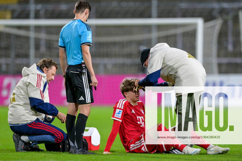 Guido Della Rovere, Bayern Munich (FCB), No. 10, had to receive treatment for a head injury in the first minute of the game; injured, injury, sporting injury, October 9, 2026, Munich, Germany, soccer, Bavarian Regional League, FC Bayern Munich II vs. SpVgg Unterhaching