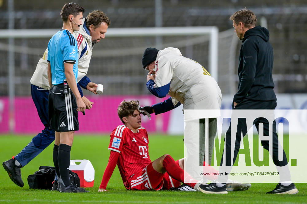 Guido Della Rovere, Bayern Munich (FCB), No. 10, had to receive treatment for a head injury in the first minute of the game; injured, injury, sporting injury, October 9, 2026, Munich, Germany, soccer, Bavarian Regional League, FC Bayern Munich II vs. SpVgg Unterhaching