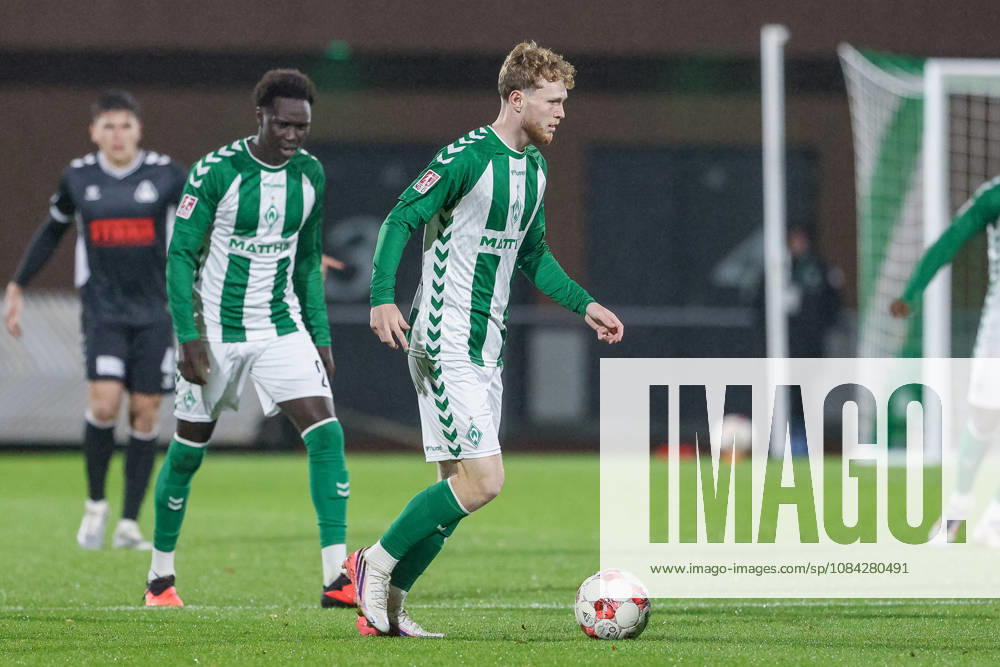 Johann Wegner, SV Werder Bremen II, 2 players on the ball, single frame, full-body shot, action, game scene, October 9, 2026, Bremen, Germany, soccer, Regionalliga Nord, SV Werder Bremen II vs. SV Atlas Delmenhorst