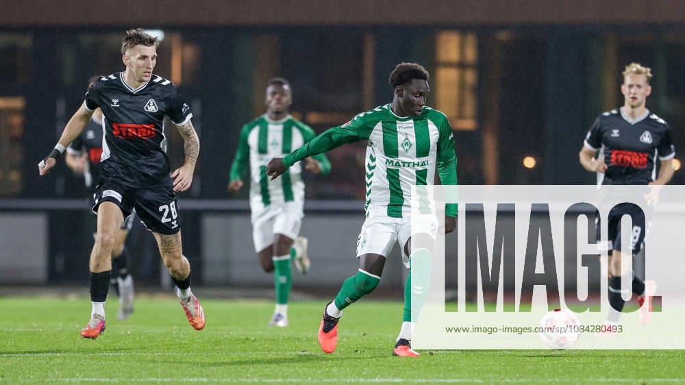 From left: Steffen Rohwedder (SV Atlas Delmenhorst), 28, and Ramiz Hamouda (SV Werder Bremen II), 24, in a one-on-one battle; duel; dynamic play; action; game scene; October 9, 2026, Bremen, Germany, soccer, Regionalliga Nord, SV Werder Bremen II vs. SV Atlas Delmenhorst