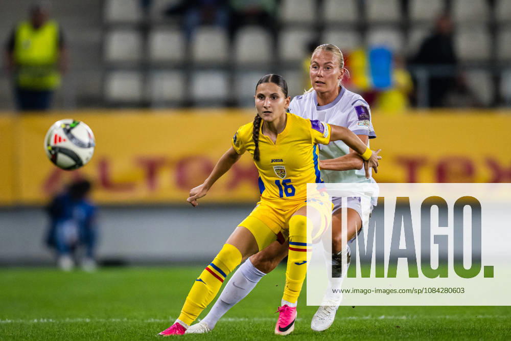 Ioana Stancu of Romania and Guro Bergsvand of Norway during the FIFA Women’s World Cup Qualifier soccer match between Romania and Norway on October 9, 2026 in Bucharest. Photo by Marius Simensen, BILDBYRAN COP 238 bbeng women FIFA World Cup qualifiers soccer football international match Norway Romania