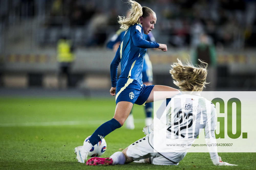 Matilda Vinberg of Sweden and goalkeeper Meda Seskute of Lithuania during the FIFA Women’s World Cup qualifying playoff soccer match between Lithuania and Sweden on October 9, 2026 in Kaunas. Photo by Mathias Bergeld. BILDBYRAN code MB MB1418 soccer football fotball World Cup qualifier FIFA Women’s World Cup qualifier playoff Lithuania Sweden women’s BBENG play-off