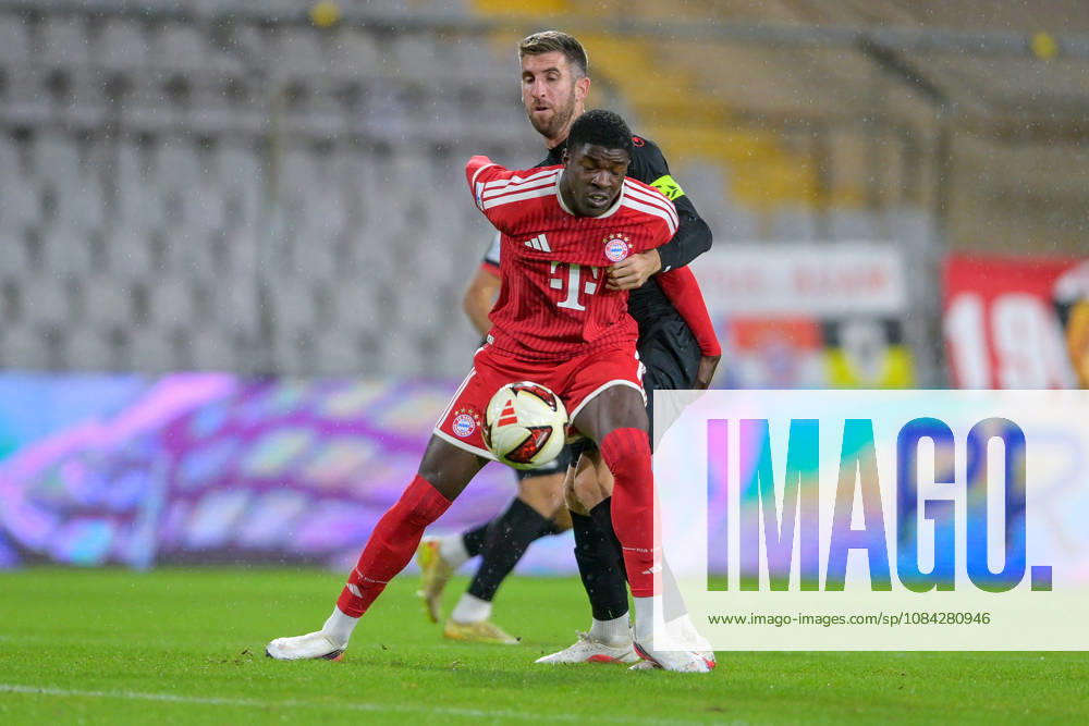 From left: Bastian Friedrich Assomo, Bayern Munich, FCB, 9 Alexander Winkler, Unterhaching, 4 in a one-on-one, duel, tackle, dynamic, action, 09 10 2026, Munich, Germany, soccer, Bavarian Regional League, FC Bayern Munich II vs. SpVgg Unterhaching