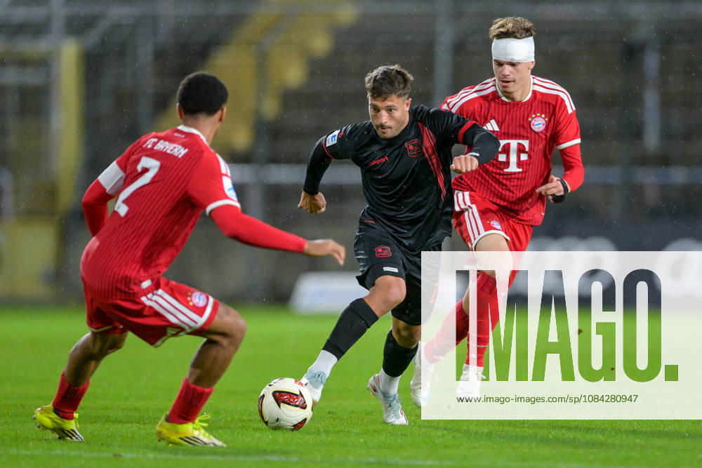 V li Vincent Manuba Bayern Munich, FCB, 2 Moritz Mueller Unterhaching, 24 Guido Della Rovere Bayern Munich, FCB, 10 in a one-on-one, duel, tackle, dynamic, action, 09 10 2026, Munich, Germany, soccer, Bavarian Regional League, FC Bayern Munich II vs. SpVgg Unterhaching