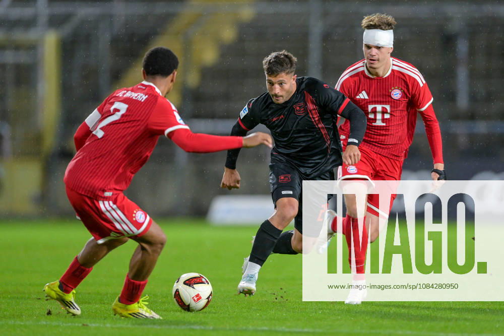 V li Vincent Manuba Bayern Munich, FCB, 2 Moritz Mueller Unterhaching, 24 Guido Della Rovere Bayern Munich, FCB, 10 in a one-on-one, duel, tackle, dynamic, action, 09 10 2026, Munich, Germany, soccer, Bavarian Regional League, FC Bayern Munich II vs. SpVgg Unterhaching