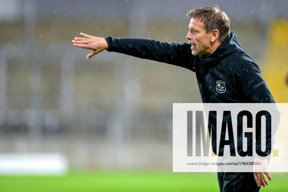 Coach Holger Seitz of Unterhaching gives instructions, gesticulates with his arms, single frame, action, October 9, 2026, Munich, Germany, soccer, Bavarian Regional League, FC Bayern Munich II vs. SpVgg Unterhaching