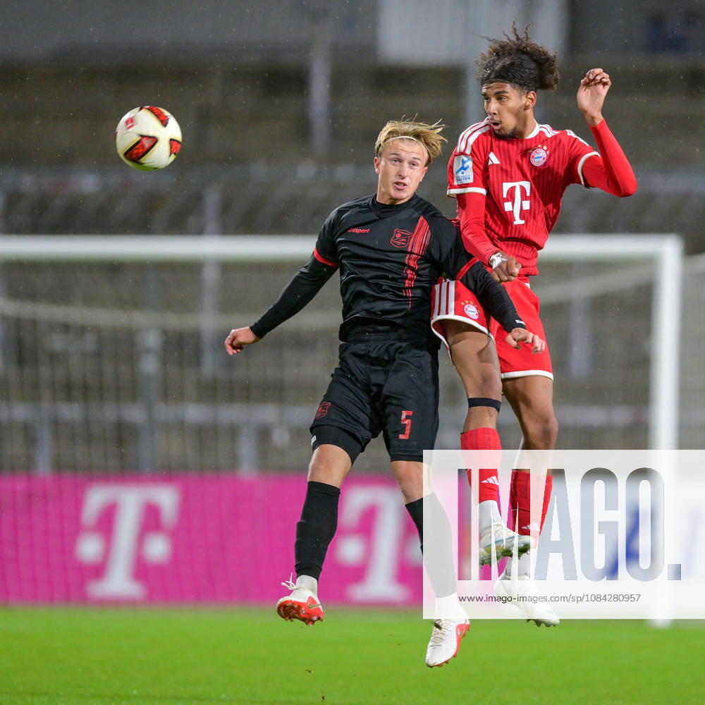 From left: Ben Westermeier (Unterhaching), 5 Noah Codjo (Evora Bayern Munich, FCB), 11 in a one-on-one battle, duel, tackle, dynamic, action, 09 10 2026, Munich, Germany, soccer, Bavarian Regional League, FC Bayern Munich II vs. SpVgg Unterhaching