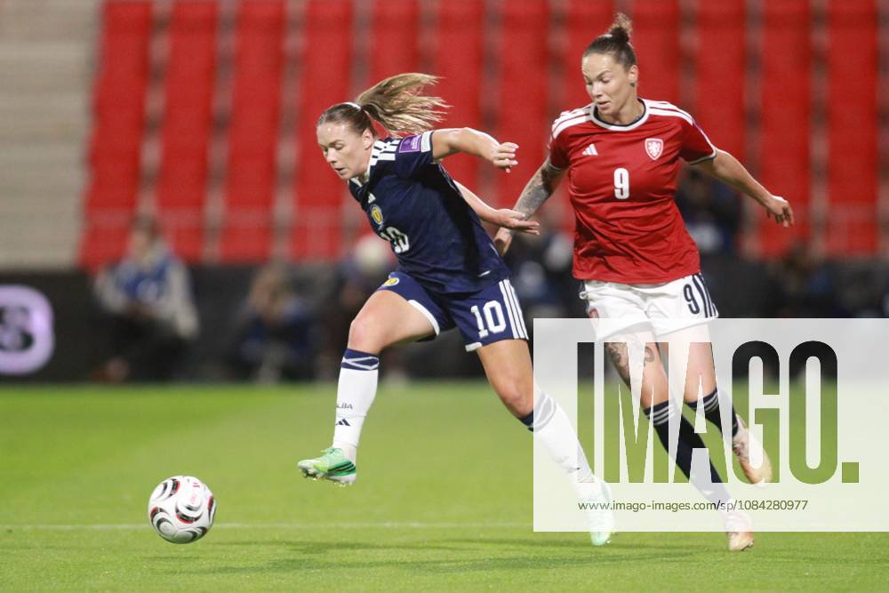 Kirsty Hanson of Scotland and Andrea Staskova of Czechia in action. Czechia Women v Scotland Women, Women s European World Cup Qualifier, Football, Stadion Arnosta, Pardubice, Czechia - 09 Oct 2026Pardubice Stadion Arnosta Czech Republic