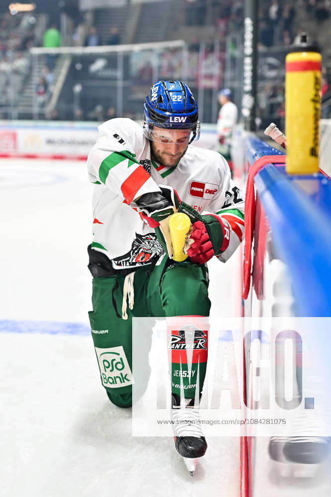 Penny DEL: Augsburger Panther vs. Fischtown Pinguins, October 9, 2026, Augsburg, GERMANY, OCTOBER 9. Pictured: Noel HOEFENMAYER of the Augsburger Panther, No. 22, during warm-ups before the Penny DEL match between the Augsburger Panther and the Fischtown Pinguins on Matchday 7 at Curt Frenzel Stadium