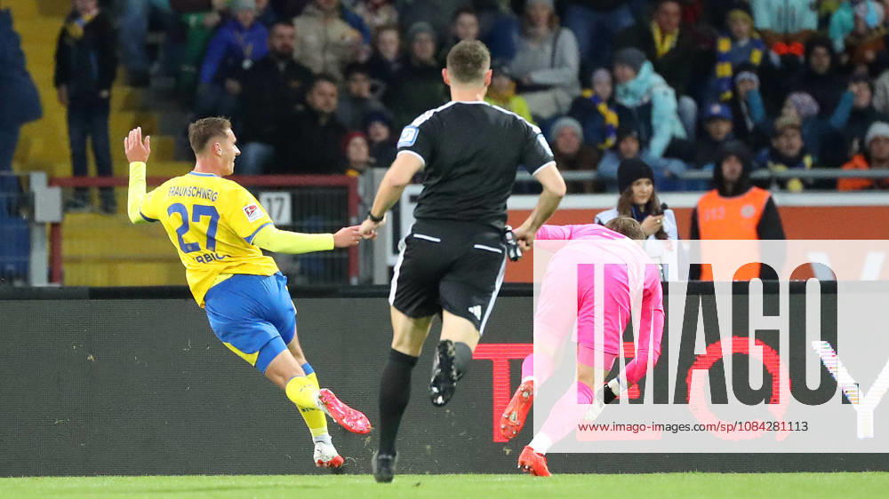 Braunschweig vs. Kiel, 2nd Bundesliga Braunschweig, October 9, 2026, Soccer, Men s, 2nd Bundesliga, 2026–2027 Season, Eintracht Braunschweig vs. Holstein Kiel, Jan Urbich, Eintracht Braunschweig scores the 1–0 goal, Goalkeeper Timon Weiner, Holstein Kiel. DFL and DFB regulations prohibit any use of photographs as image sequences and or quasi-video. Stadion an der Hamburger Straße, Lower Saxony, Germany