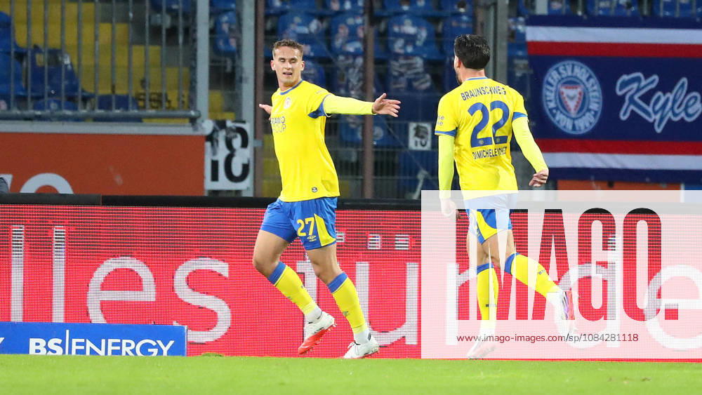 Braunschweig vs. Kiel, 2nd Bundesliga Braunschweig, October 9, 2026, Soccer, Men s, 2nd Bundesliga, 2026–2027 Season, Eintracht Braunschweig vs. Holstein Kiel: Jan Urbich of Eintracht Braunschweig celebrates with Fabio Di Michele Sanchez after his goal to make it 1–0. DFL and DFB regulations prohibit any use of photographs as image sequences and or quasi-video Stadion an der Hamburger Straße, Lower Saxony, Germany