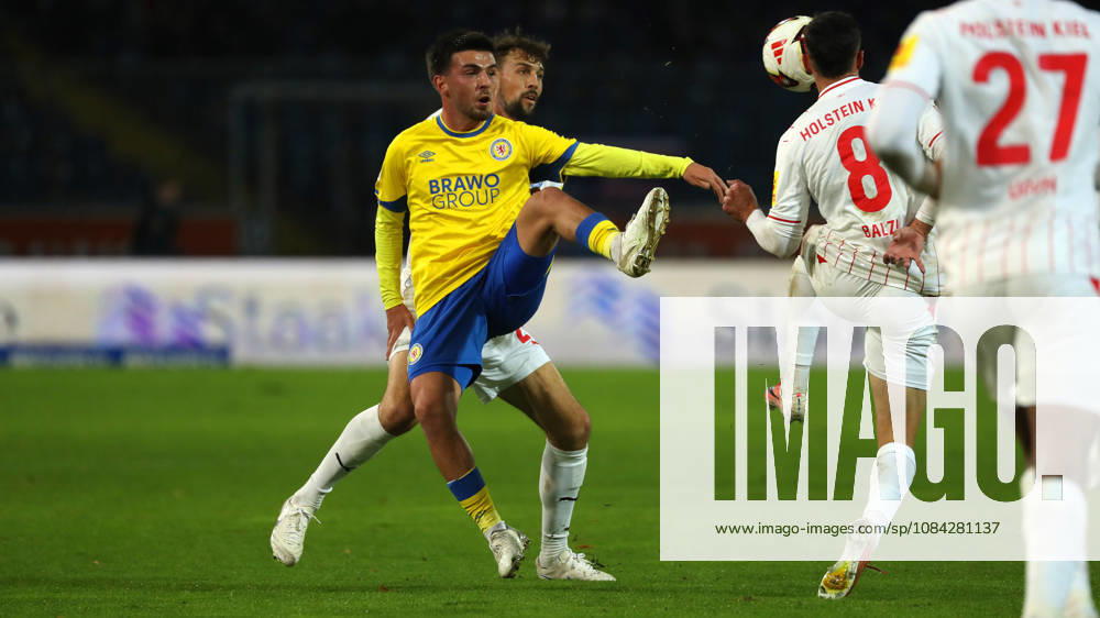 Braunschweig vs. Kiel, 2nd Bundesliga Braunschweig, October 9, 2026, Soccer, Men s, 2nd Bundesliga, 2026–2027 Season, Eintracht Braunschweig vs. Holstein Kiel, Jonas Meffert (Holstein Kiel), Samuele di Benedetto, Eintracht Braunschweig, Guillermo Balzi, Kiel. DFL and DFB regulations prohibit any use of photographs as image sequences and or quasi-video. Stadion an der Hamburger Straße, Lower Saxony, Germany