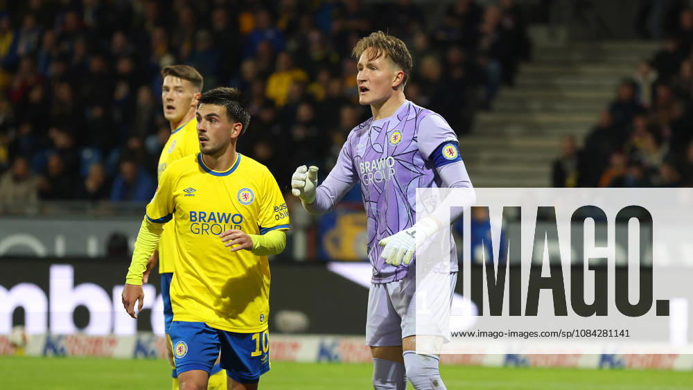 Braunschweig vs. Kiel, 2nd Bundesliga Braunschweig, October 9, 2026, Soccer, Men s, 2nd Bundesliga, 2026–2027 Season, Eintracht Braunschweig vs. Holstein Kiel, Samuele di Benedetto, Eintracht Braunschweig, Goalkeeper Ron Thorben Hoffmann, Eintracht Braunschweig. DFL and DFB regulations prohibit any use of photographs as image sequences and or quasi-video. Stadion an der Hamburger Straße, Lower Saxony, Germany